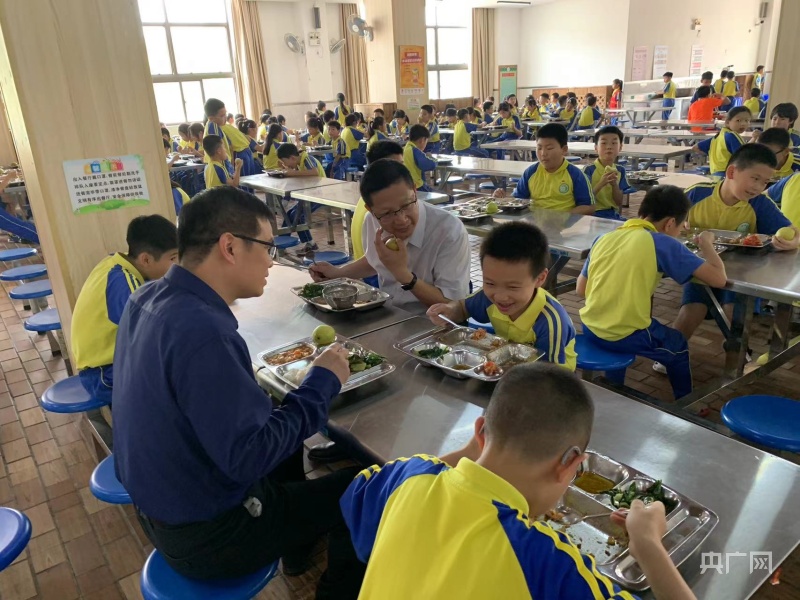 “师生同餐”共享佳肴火炬高新区创新校园食堂管理