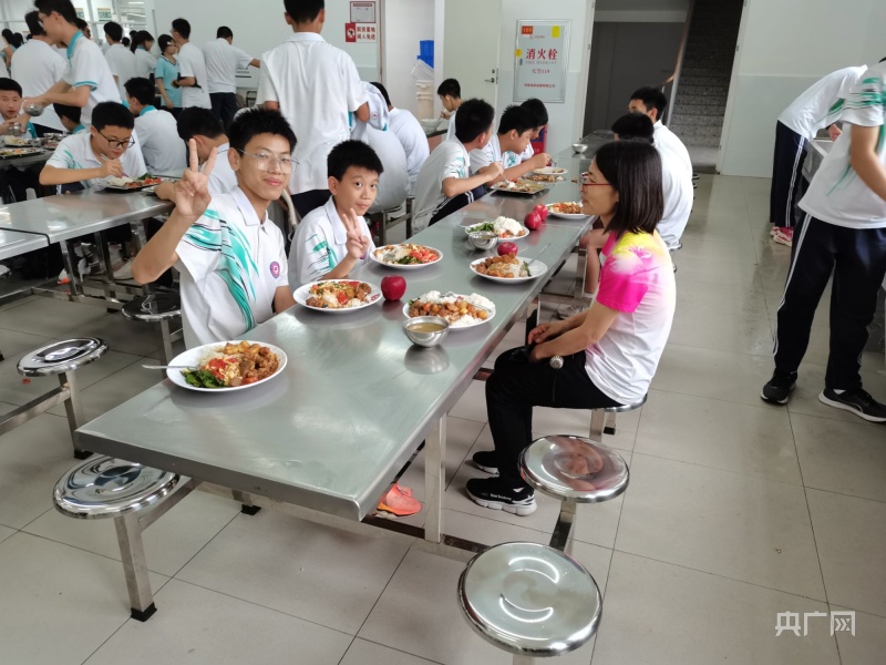 “师生同餐”共享佳肴火炬高新区创新校园食堂管理(图2)