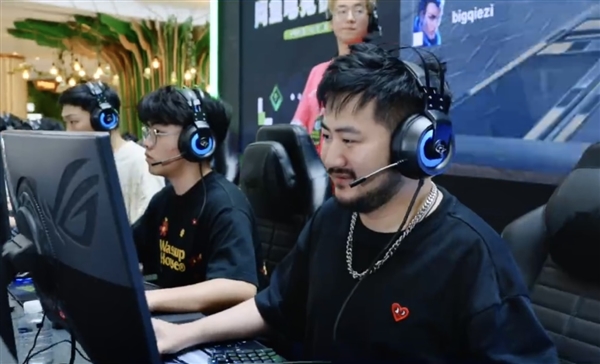 FPS游戏大神齐聚ROG绝杀25青春版XG259CMS电竞显示器助阵杀敌！