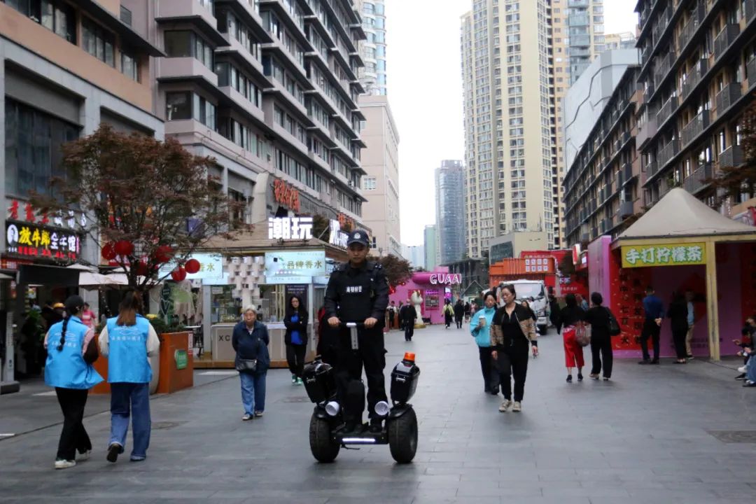 “欢迎各位游客来借伞！躲雨！喝热茶！”这个美食街里的警务站真暖！(图3)