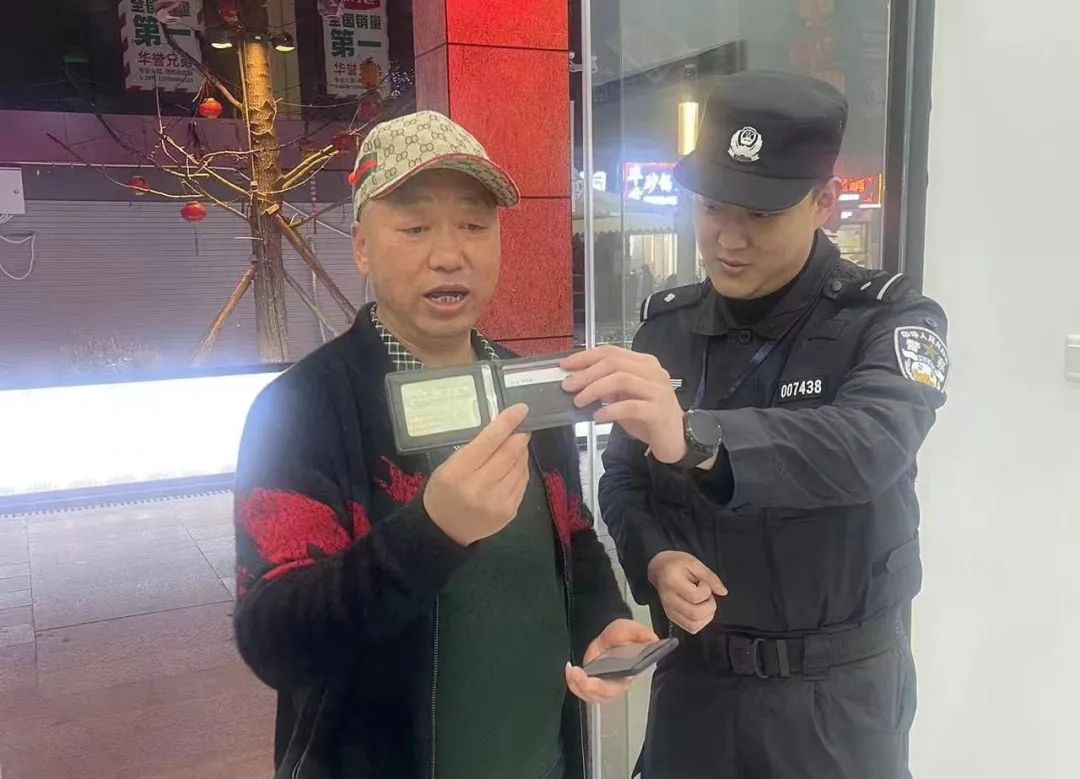“欢迎各位游客来借伞！躲雨！喝热茶！”这个美食街里的警务站真暖！(图4)
