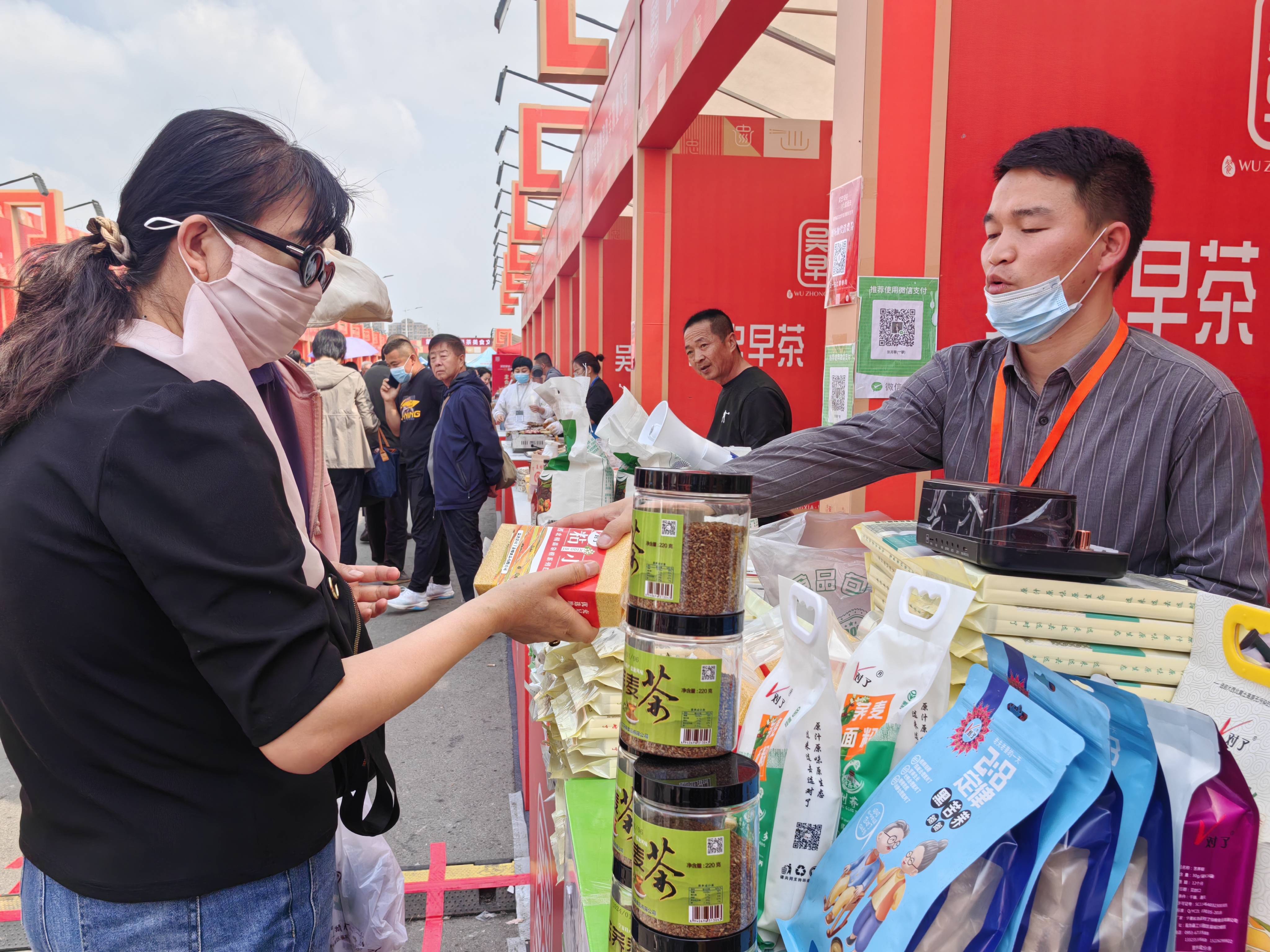 盐池县农特产品和特色美食亮相节会受追捧(图2)