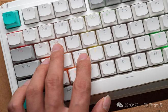 手柄老厂试水电竞键盘手感丝滑还有灵感旋钮北通灵感键盘上手(图6)