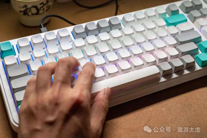 手柄老厂试水电竞键盘手感丝滑还有灵感旋钮北通灵感键盘上手(图9)