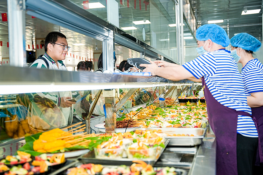 福州：“年代感”美食进校园味蕾与青春一同绽放