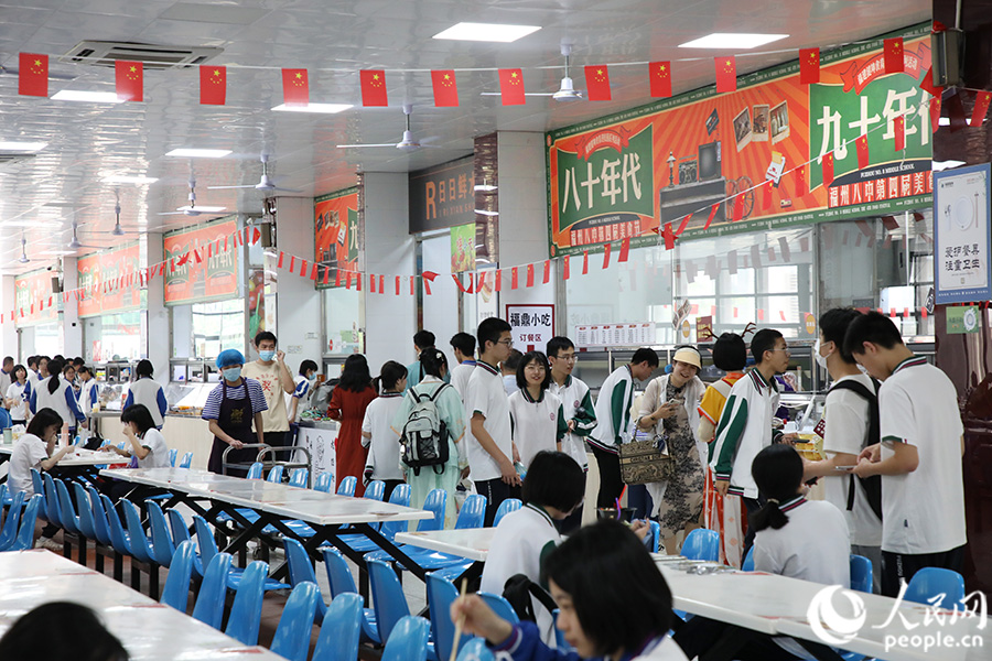 福州：“年代感”美食进校园味蕾与青春一同绽放(图3)