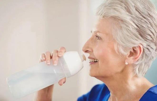 56岁男子起夜上厕所突发脑梗！医生叹息：多数老人都会犯这个错(图3)