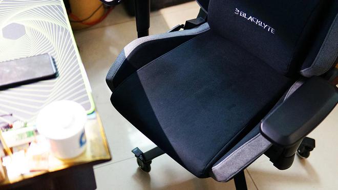 够潮流更解压:BLACKLYTE逐夜电竞椅评测(图21)