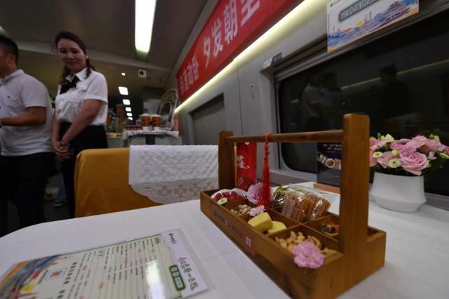 京港、沪港夕发朝至高铁动卧今晚出发列车上可享香港美食(图7)