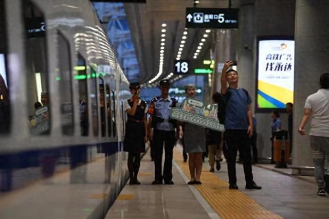 京港、沪港夕发朝至高铁动卧今晚出发列车上可享香港美食(图1)
