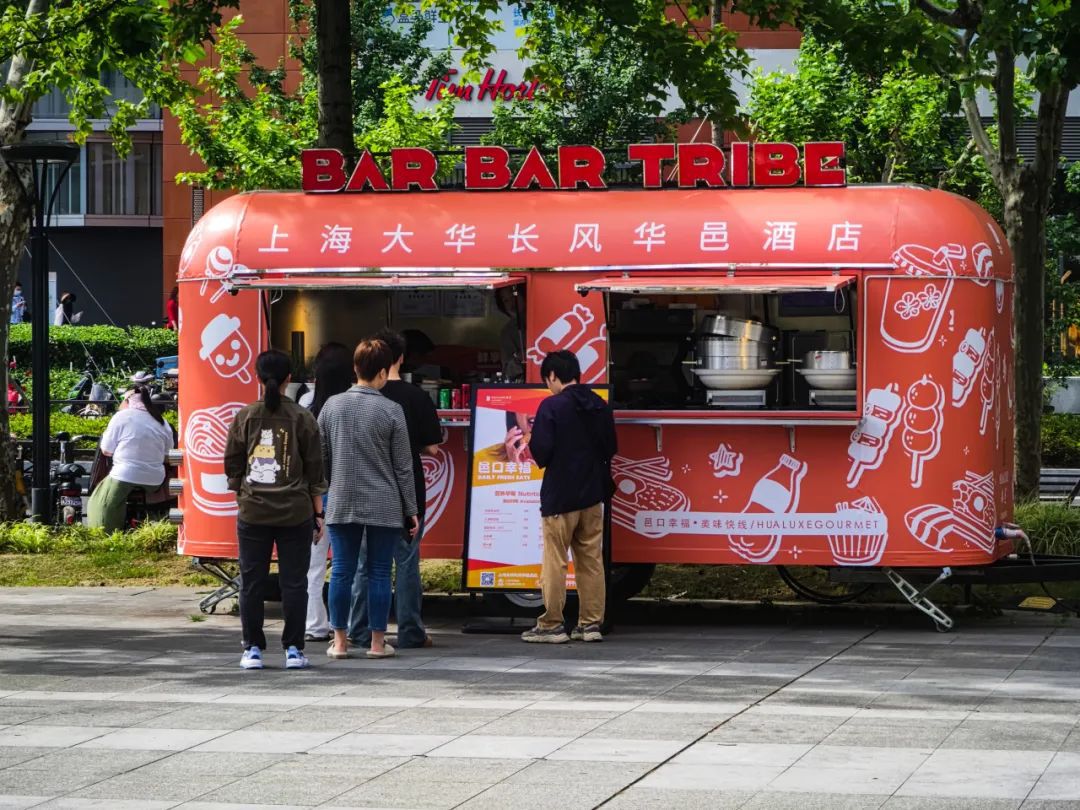 近地铁美食触手可及！普陀有辆快闪美食车带来城市烟火气(图2)