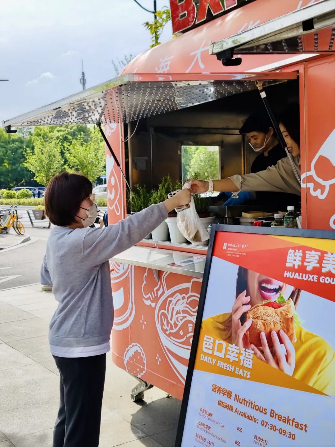 近地铁美食触手可及！普陀有辆快闪美食车带来城市烟火气(图4)