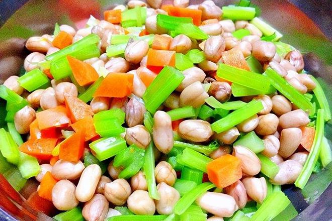 糖尿病美食:巧用芹菜和茄子清清爽爽吃晚餐(图2)