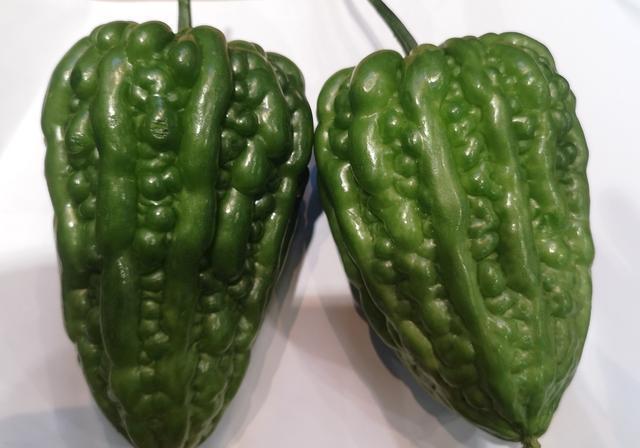 【爆款美食推荐】狮山谭边大顶苦瓜：苦涩的外表甜蜜的内心夏日首选！(图1)