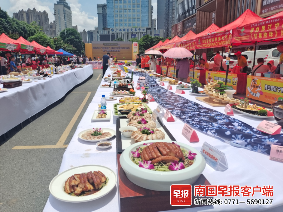 直径2米博白白切大拼盘亮相广西客家菜美食大赛(图2)