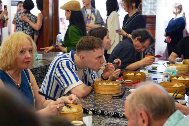 白天逛老街夜晚上舞台!这个俄罗斯剧组还会做小笼包!(图3)