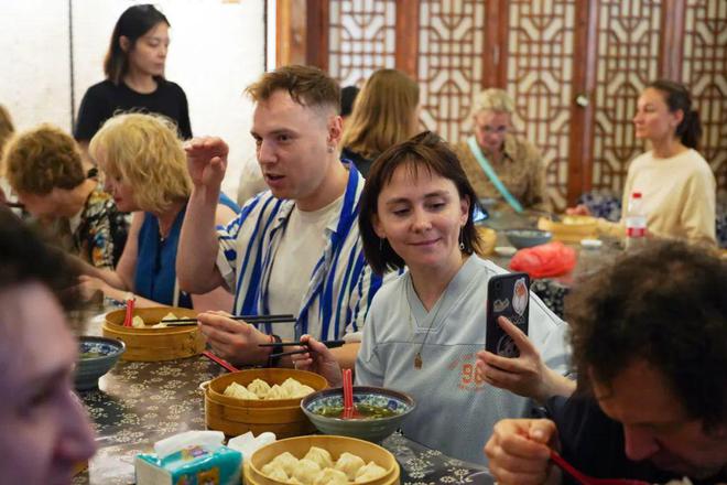 白天逛老街夜晚上舞台!这个俄罗斯剧组还会做小笼包!(图4)