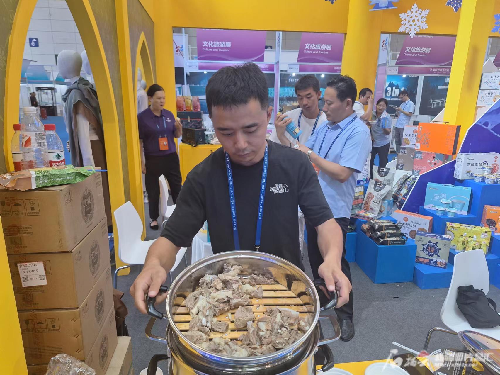 展会里新疆老字号美食多(图2)