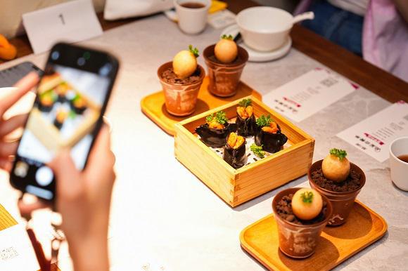 用匠心读懂慢生活蔡澜点心创意品鉴演绎Z世代“松弛之道”(图2)