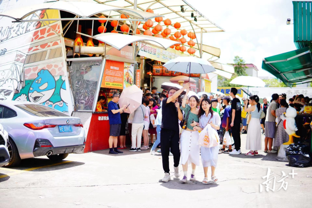 现场|中山美食店停满粤B车(图2)