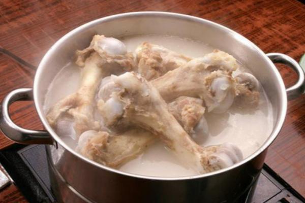 筒骨汤作为一道家常美食味道鲜美营养丰富深受人们的喜爱(图2)