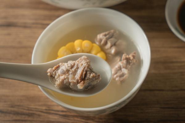 筒骨汤作为一道家常美食味道鲜美营养丰富深受人们的喜爱 筒骨汤作为一道家常美食味道鲜美营养丰富深受人们的喜爱