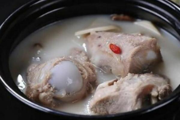 筒骨汤作为一道家常美食味道鲜美营养丰富深受人们的喜爱(图4)