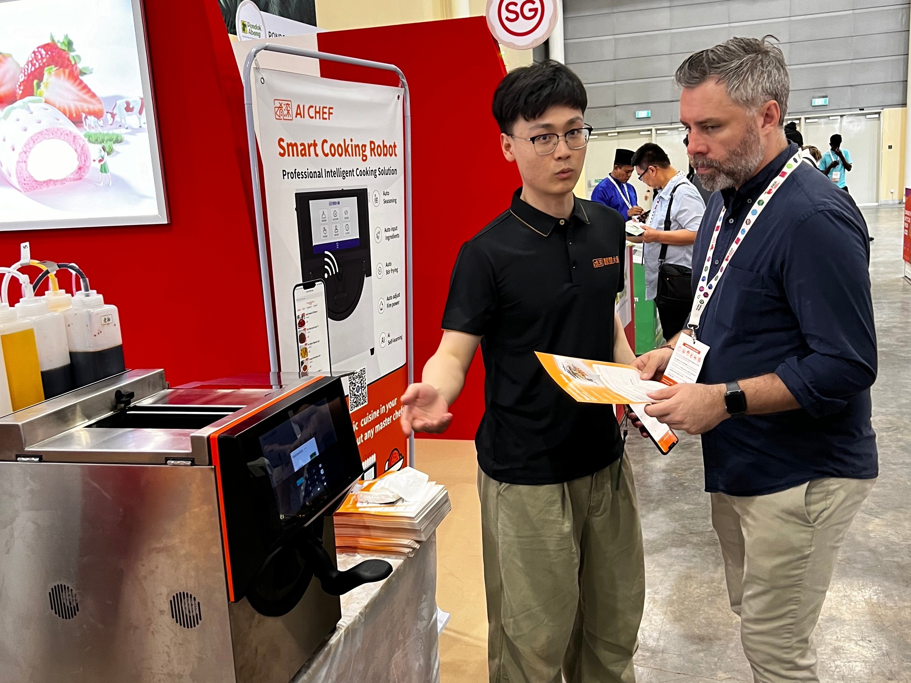 炒粿条、福建面、小龙虾……汉产机器人“大厨”把中华美食带到海外