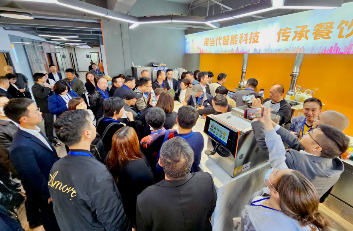 炒粿条、福建面、小龙虾……汉产机器人“大厨”把中华美食带到海外(图4)