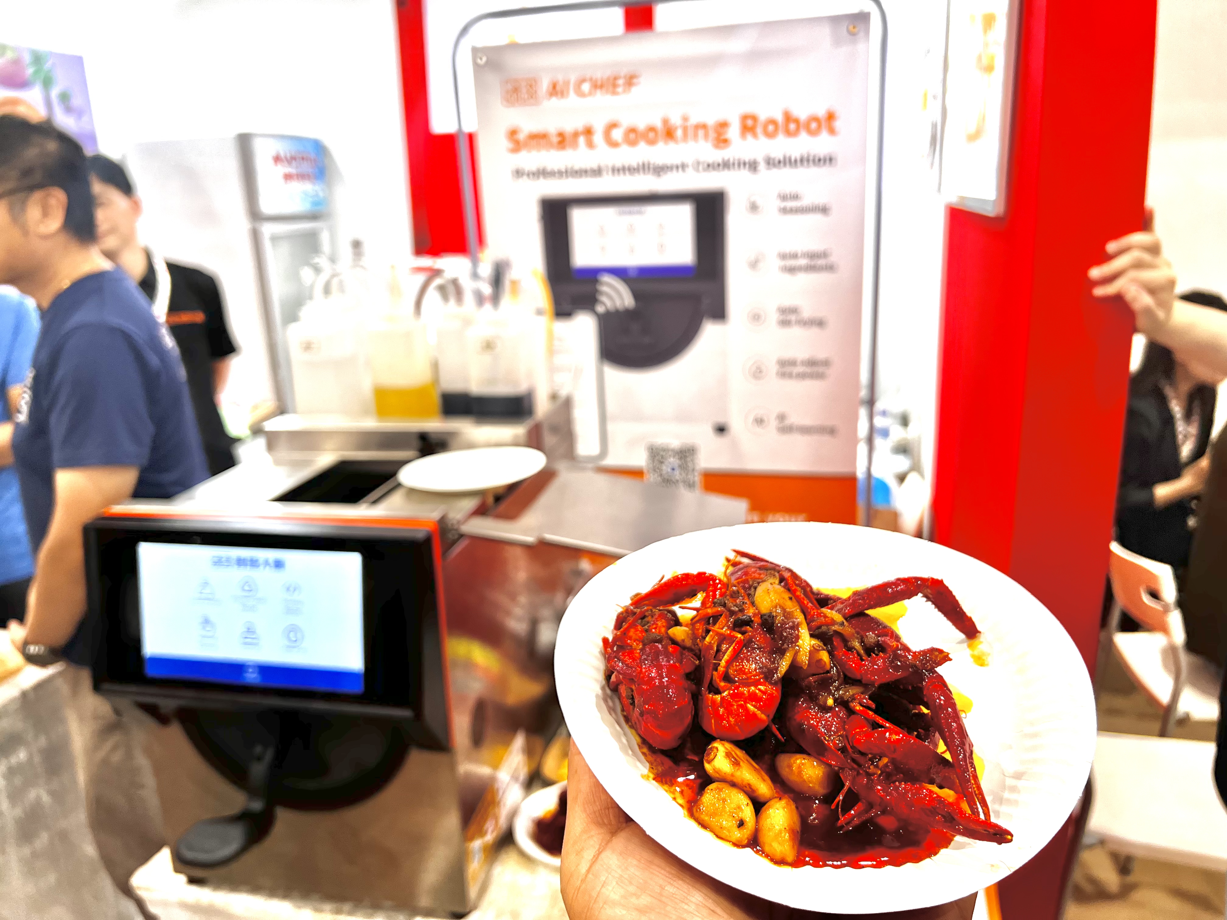 炒粿条、福建面、小龙虾……汉产机器人“大厨”把中华美食带到海外(图5)