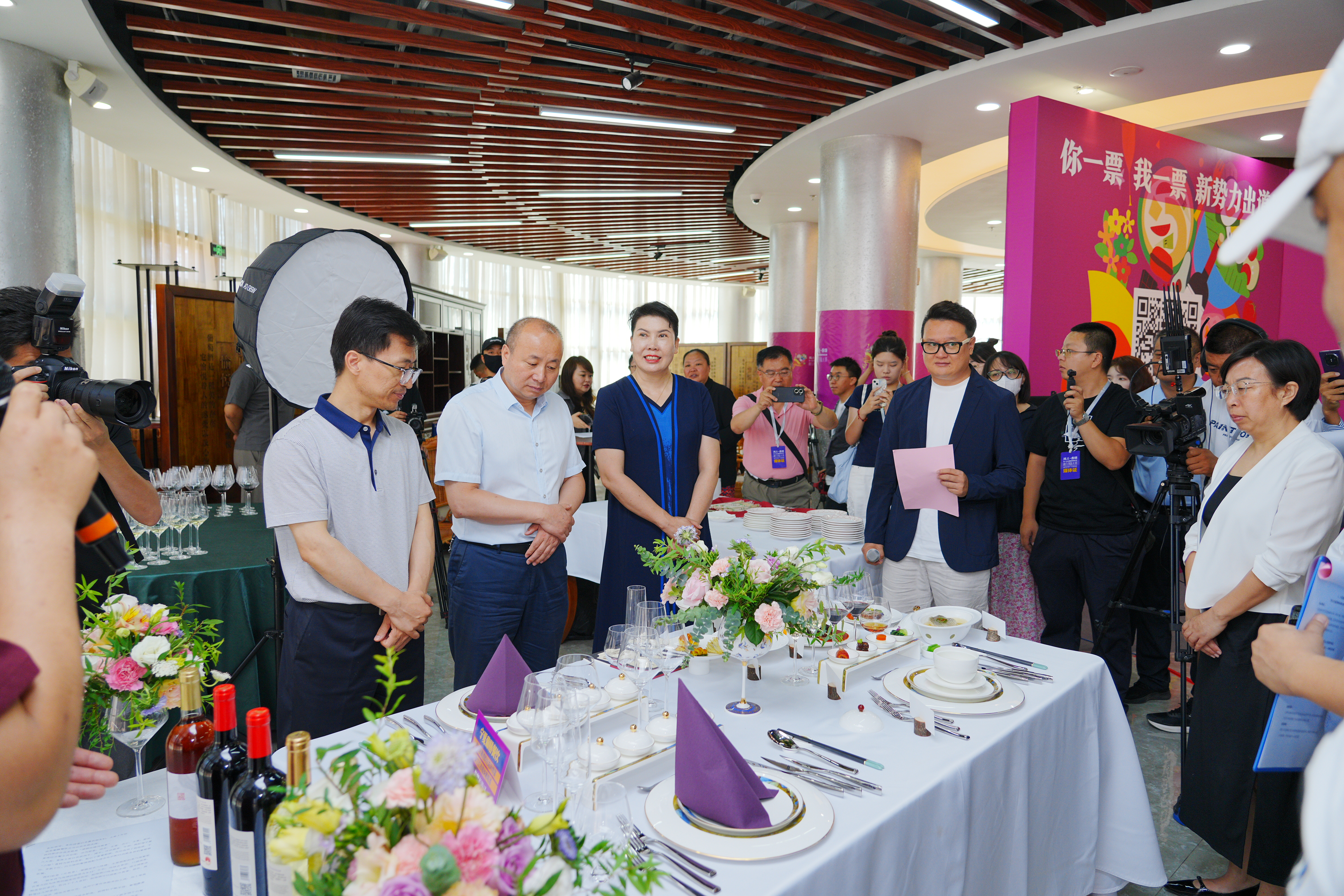 “风土·香颂”贺兰山东麓葡萄酒美食融合创新大赛现场评选活动举办(图2)