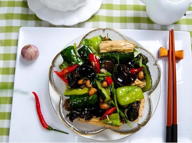 医生提醒:岁数大了宁可吃腌菜熏肉都不要多吃这4种蔬菜(图6)