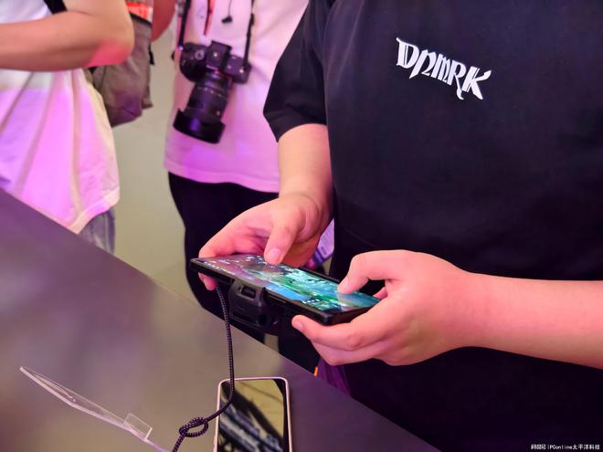 2024ChinaJoy开展!ROG游戏手机8+电竞潮物亮相(图3)