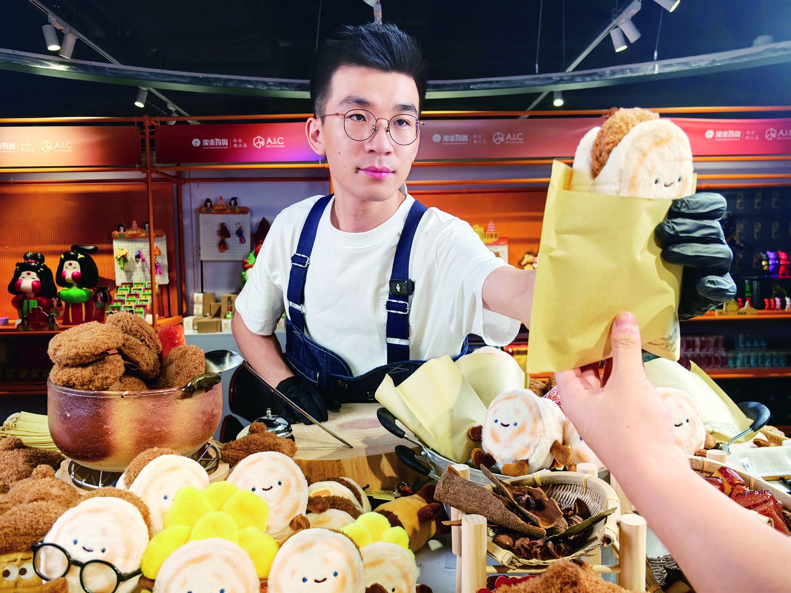 把陕西美食文化融入文创产品这个“绒馍馍”能玩不能吃(图2)