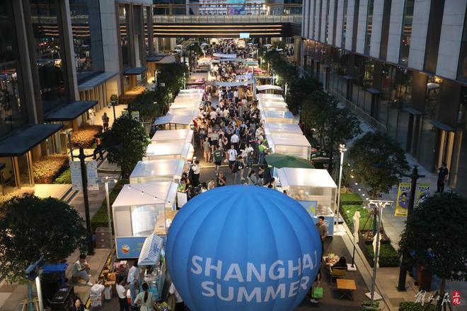 徐汇首条马路美食夜市“西岸夜巷”走红