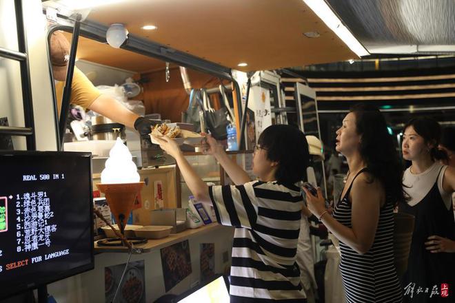 徐汇首条马路美食夜市“西岸夜巷”走红(图2)