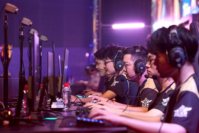 半两财经｜星竞威武上市电竞赛道冰火两重天(图2)