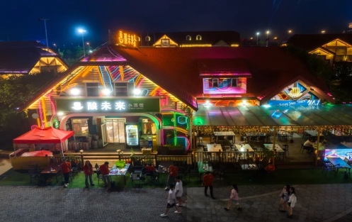 青岛西海岸新区金沙滩啤酒城：来凤凰里休闲美食街区体验啤酒美食“碰撞”！