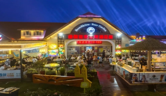 青岛西海岸新区金沙滩啤酒城:来凤凰里休闲美食街区体验啤酒美食“碰撞”!(图3)