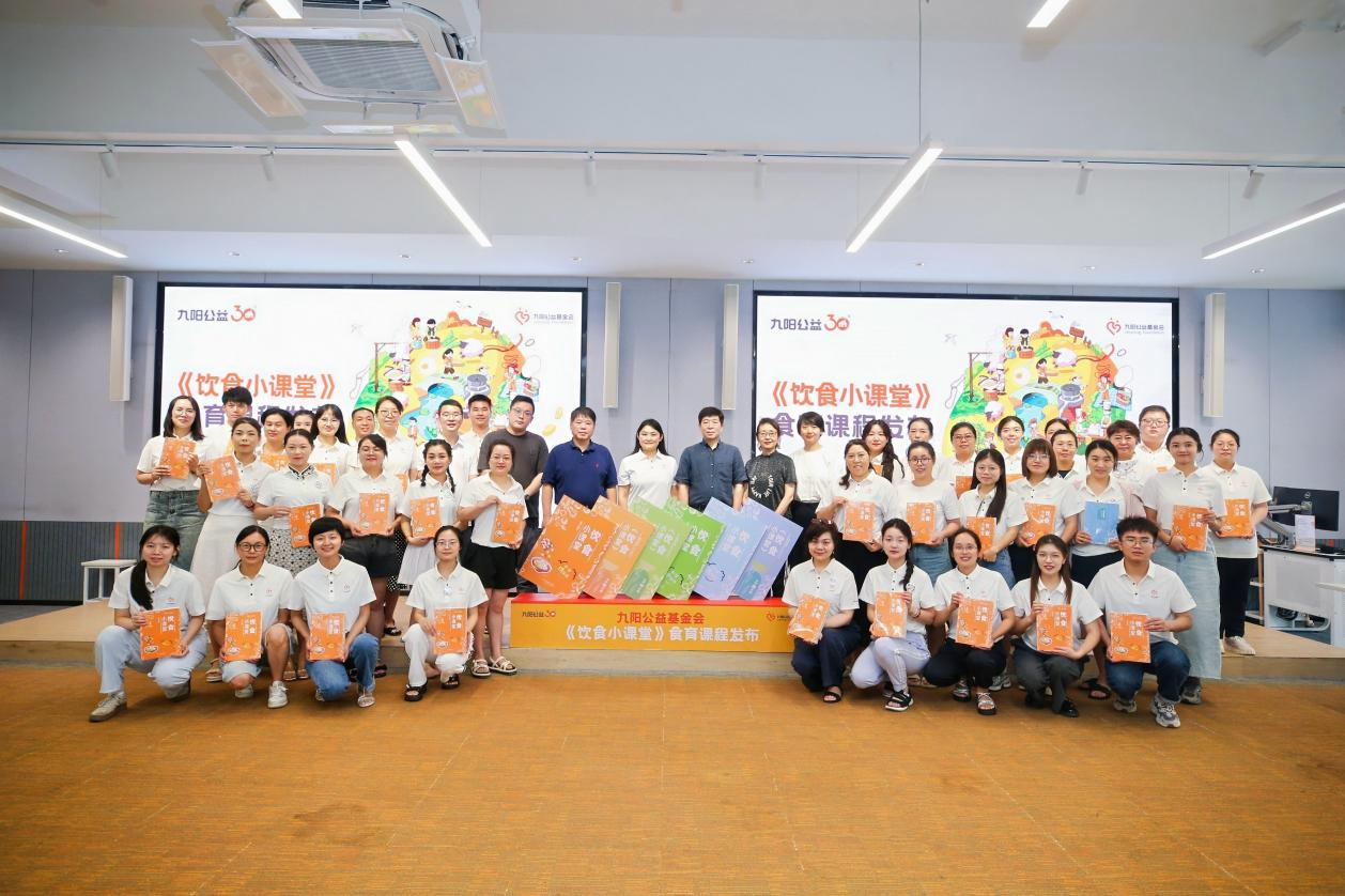 小学段食育课程《饮食小课堂》图书发布(图2)