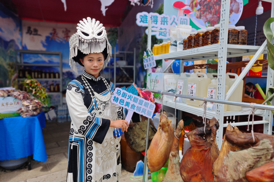 脸上画菌眉头画鸟！直击南华野生菌美食文化节现场_新华网
