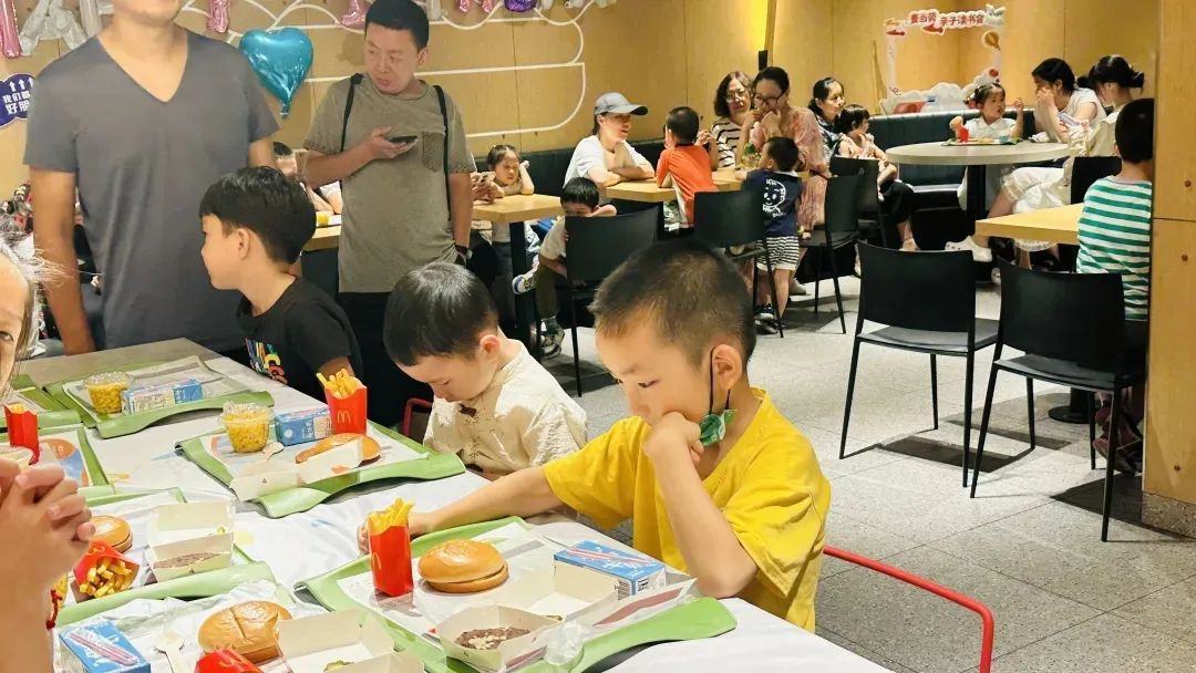 美食制作、参观后厨……普陀萌娃收获“沉浸式”职场体验(图3)