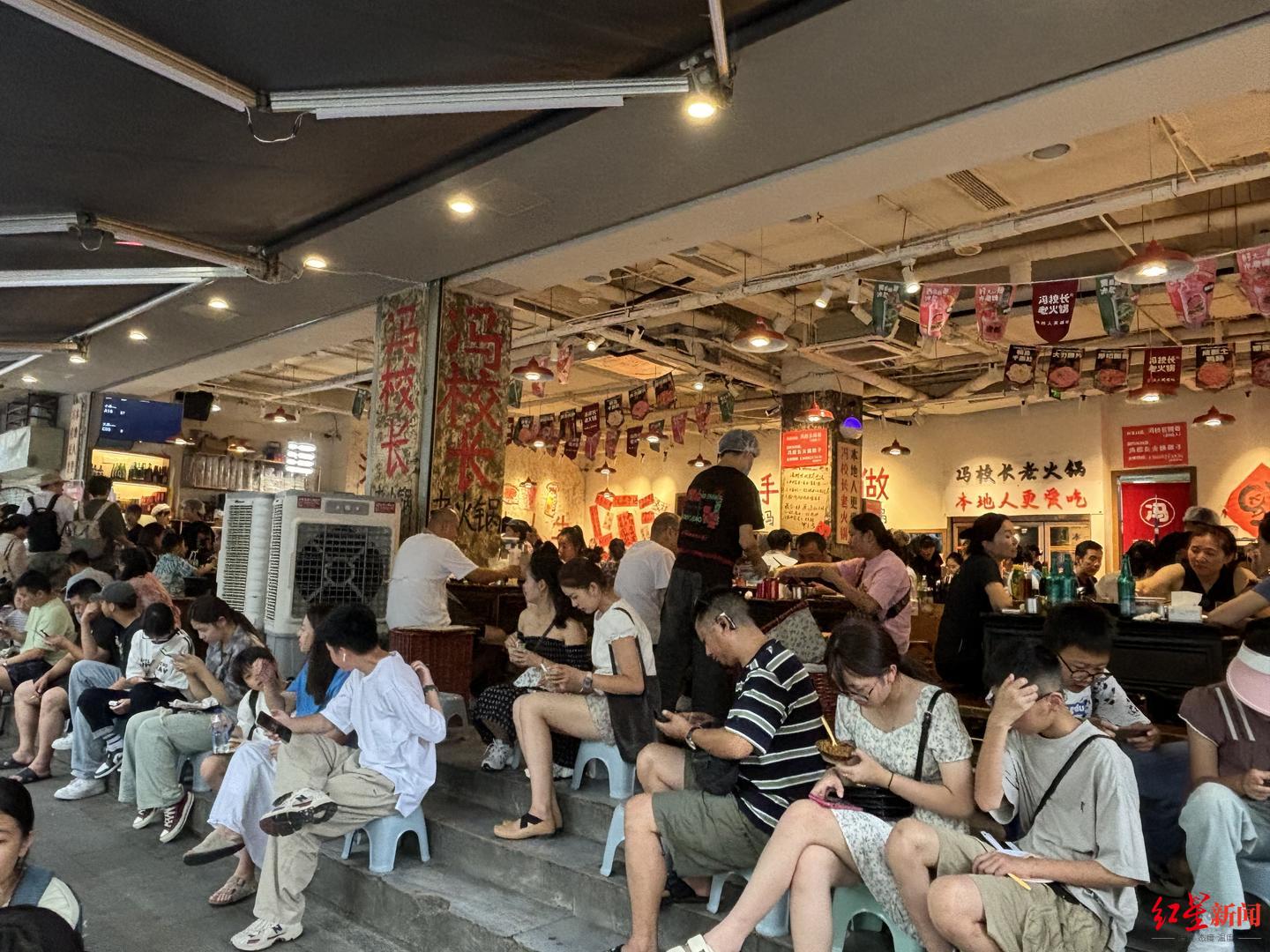 拉着行李箱吃饭！暑期成都美食消费火爆异地游客餐饮堂食订单量增长超36%