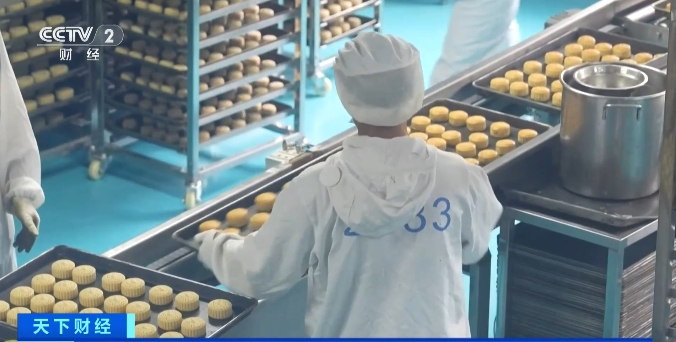 中秋未至月饼先行美味抢“鲜”出海！这里的企业满负荷生产(图2)