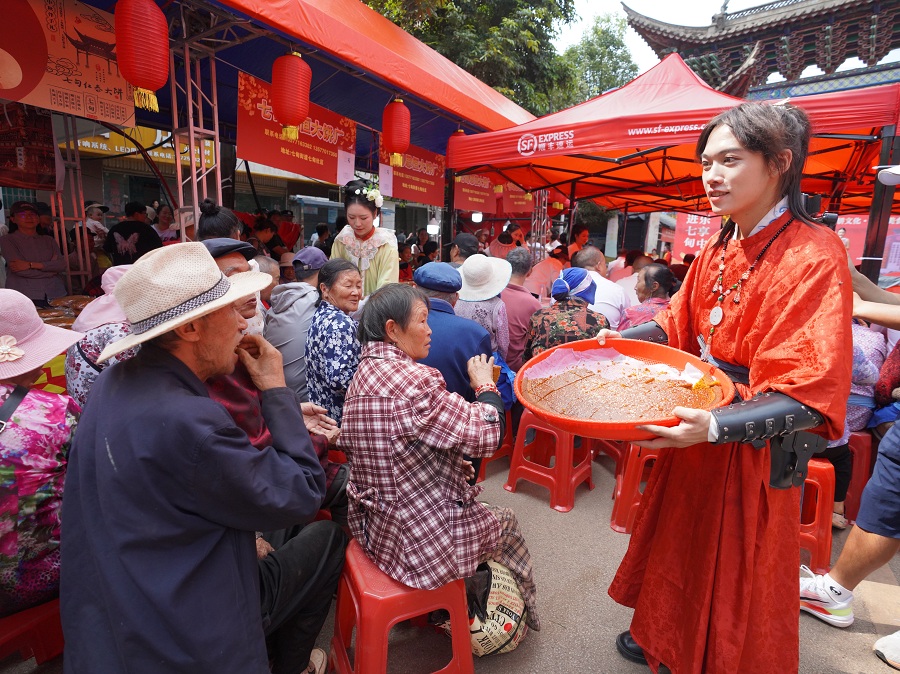 阳宗海七甸第二届“大饼文化·中秋美食节”开幕_新华网(图2)